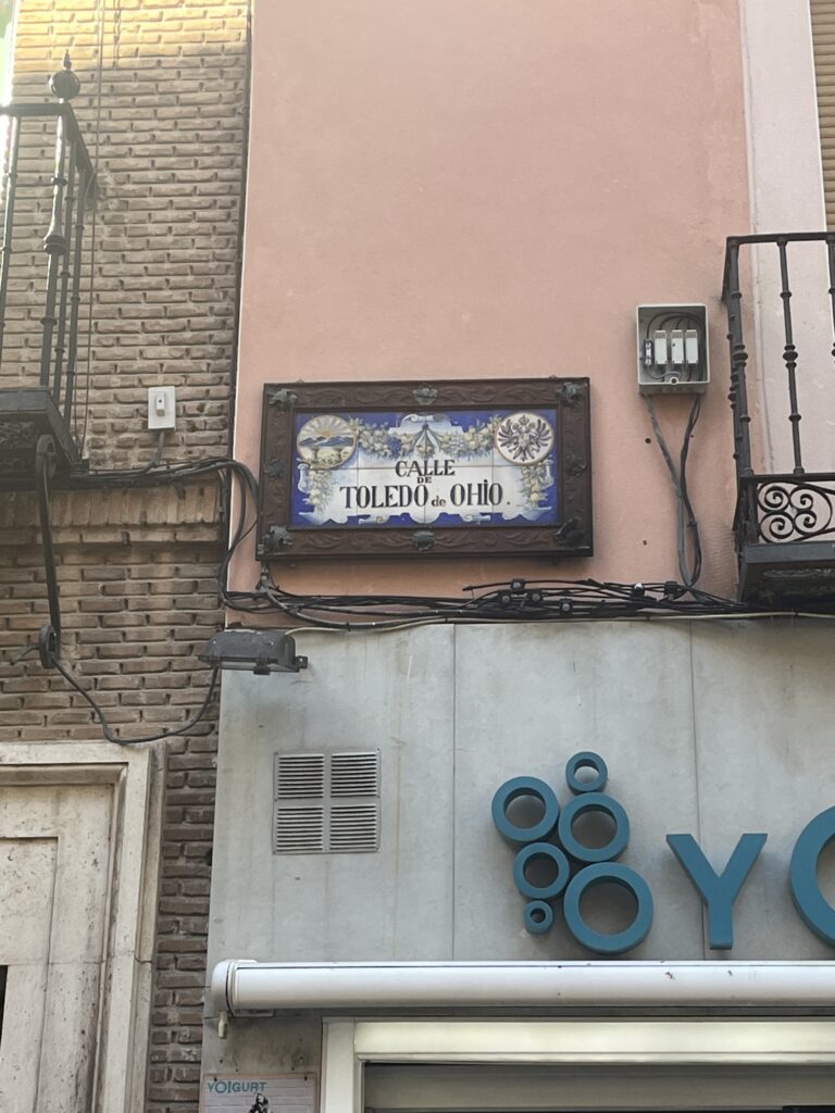 Sign in Toledo, Spain that says, "Calle de Toledo de Ohio"